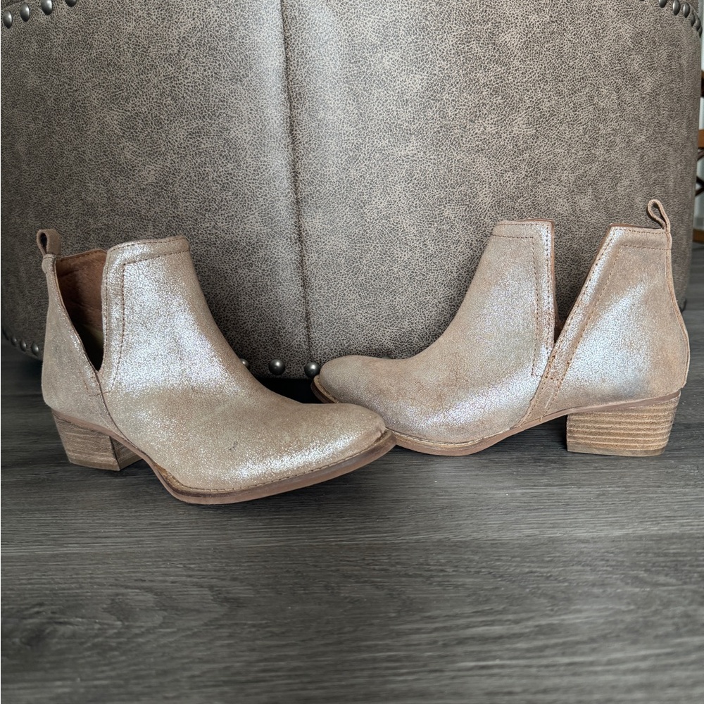 Brown Ankle Boots with Low Heel and V-Shaped Cut